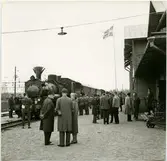 DONJ, Dala - Ockelbo - Norrsundets Järnvägsstation. Stationen öppnad 1895. Tvåvånings stationshus i trä, med tre gavlar mot banan. Postlokal och postmästarens bostad tyllbyggdes 1903. I samband med den nya genomfarten, länsväg 272, flyttades stationshuset till den nuvarande platsen vid Ockelbo station. På fotot syns extratåg med Malletlok för Svenska Järnvägsklubben. Ångloket är DONJ lok 12.  Det tillverkades 1910 av Atlas.