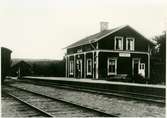 Håll- och lastplats anlagd 1889.Stationshus i trä, mekanisk växelförregling. Trafikplatsen nedlagd 1979. Stationshuset används numera till café och dressinuthyrning.