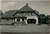 Stationshus från gatusidan. Station anlagd 1913. En- och enhalvvånings stationshus i trä .