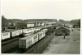 Sölvesborg - Olofström - Älmhults Järnväg öppnades 1901 för allmän trafik. Samma år anlades station. Då byggdes en- och enhalvvånings stationshus i trä. Järnvägen förstatligades 1942. I slutet av 1950-talet ersattes stationshuset med en nybyggnad öster om banan. Stationen och hela bangården är anpassade efter industriomgivningen bland annat Svenska stålpressnings, plåtpressverk, emaljeringsverk, träullfabrik, såg, kvarn och kraftverk. Persontrafiken lades ned 1984 och bandelen Sölvesborg - Olofström revs upp. Idag trafikeras bandelen Olofström - Älmhult med godståg från Volvo till Göteborg och gent samt tåg med skrot från Volvo av Stena Metall. Stationen har hela spårområdet inhägnat med staket för Volvo-Olofströmsverken. 

På bilden syns SJ Y7 1237 och SJ Y7 1096 bland annat.