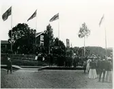 På en gård strax intill Olsbacka f. d. järnvägsstation i Aspeboda bodde i början av 1500-talet en av Dalarnas rikaste och mäktigaste män. Det var bergsfogden vid Kopparberget Måns Nilsson av Svinhufvudsätten. 
Vid den tid då Gustav Vasa kom til Dalarna för att be om skydd och hjälp mot danskarna, samt under Gustavs första tid som kung, lär Måns och han varit goda vänner. Men när Gustav Vasa sedan ville ta Dalarnas kyrkklockor i skatt och vanhelgade tingsfriden i Tuna med en blodig räfst, fick han Måns Nilsson till dödsfiende. Måns blev en av ledarna för de s. k. kockupproret, vilket ledde till att han på våren 1534 avrättades i Stockholm. Minnet av detta och legenderna om Mån Nilsson har fortlevt i Aspeboda genom seklerna. En historieintresserad stins lät 1907 resa en minnessten över Måns vid 