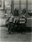 Italienska flickor underhåller för pengar mellan Malmö och Ystad.
Malmö -Ystads Järnväg, MYJ.