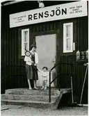 Platsvakten Hjördis Matti med sonen Tommy.