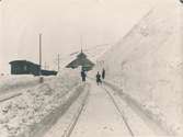 Efter snöröjning vid Riksgränsens station.