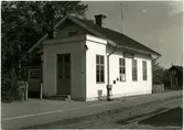 Stationshuset vid Rymningsnäs med tilliggande vevställverk.19 maj 1875 kunde stationen öppnas för allmän trafik och då flyttade även posten dit. 1909 byggdes det till en tillbyggnad samt 1913 gjordes ett mindre ekonomi hus . Ny plattform anlades mellan 1930-1932. 1939 gjordes en stor rust av hela stationshuset. Stationen avbemmandes helt den 1 juni 1975.