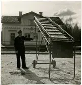 Transportör för lastning av gods på överföringsvagn från zinkvittfabriken i Rånäs.