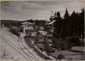 Rättvik station med turisthotellet i bakgrunden.