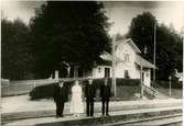 Rödeby station.
Med på bilden är stationsföreståndare O. Andersson.