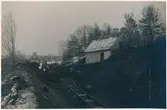 Schaktningsarbete för spår till grusgrup. Till höger banvaktsänkan A. Andersdotters gamla hus. Öppnad som hållplats 1918 av SJ, Statens Järnvägar. Väntkur i trä. Hållplatskuren  riven i slutet av 1970-talet