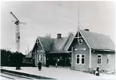 Station öppnad 1886. Envånings stationshus i trä med två gavlar mot banan. Stationshus av banans större typ. Stationen nedlagd 1977. Stationshuset revs i april 1981.