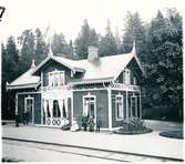 Trafikplats anlagd 1879. En- och enhalvvånings stationshus i trä. Mekanisk växelförregling. Järnvägen elektrifierades 1946.