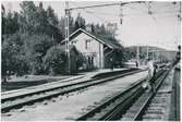 Station anlagd 1896. Envånings stationshus i trä. Mekanisk växelförregling. Banan elektrifierades 1936.