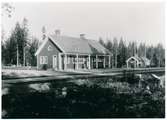 Station anlagd 1922. Envånings stationshus i trä. 1942 blev nedgraderad till håll- och lastplats. Den blev nedlagd 1963.