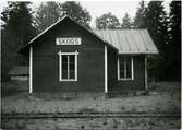 Text på bilden - Skogs station på den nedlagda bandelen Slite Hablingbo 10.6. 1953.