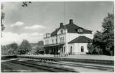 Kopia av Pressbyråns vykort 14106 av Skogstorps station. Banan elektrifierades 1953.