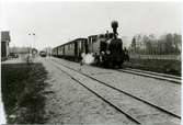 ROJ Lok 3 med tåg i Skorpetorp. ROJ är förkortning för Ruda - Oskarshamns Järnväg. Loket tillverkades 1910.