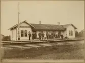 Smålands stenar station med jaktsällskap. Personerna på bilden är troligen ett jaktlag från Isberga. Huset brann ner till grunden 1903.
1. Stationsinspektor E. Broberg,  Smålandsstenar.
2. Trafikelev Sixten Johanson.
3. Stationsinspektor E. Aschan, Hälle.
4. Fanjunkare Wetterhall.
5.
6.
7. Stationskarl B. Forsberg.
8. Banvakt J. Åström.