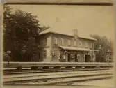 Sommens Station. Statens Järnvägar, SJ. Stationen byggdes under 1870-talet efter Boxholmsmodellen som var ritad av chefsarkitekten Adolf W. Edelsvärd vid Statens Järnvägars arkitektkontor. Stationen revs under 1940-talet. Banan elektrifierades 1939.