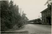 Sommens Station. Statens Järnvägar, SJ. Stationen byggdes under 1870-talet efter Boxholmsmodellen som var ritad av chefsarkitekten Adolf W. Edelsvärd vid Statens Järnvägars arkitektkontor. Stationen revs under 1940-talet. Banan elektrifierades 1939.