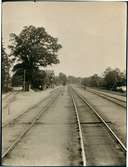 Sparreholm Station och bangård. Statens Järnvägar, SJ. Stationen stod färdig sommaren 1862 och öppnades för trafik den 1/8 samma år. 12/1 1979 avbemmanades stationen.