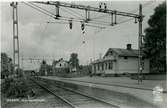 Sparsör station. Borås-Herrljunga Järnväg, BHJ. Öppnades 1863, breddades 1898, övertogs av Statens Järnvägar 1940 och elektrifierades 1949.