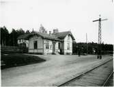 Sparsör station. Borås- Herrljunga Järnväg, BHJ. Öppnades 1863, breddades 1898, övertogs av Statens Järnvägar 1940 och elektrifierades 1949.