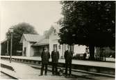 Spjutsbygd station. Karlskrona-Växjö Järnväg, CWJ. Stf C. Karlsson med personal. Från början avsett för godstrafik men under 1930-talet så började även persontrafiken. Stationen ansågs av de som arbetade på järnvägen vara den vackraste stationen.