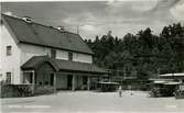 Spånga station. Stockholm-Västerås-Bergslagens Järnväg, SWB. Stationen invigdes 15/12 1876. 1908 byggdes ett nytt stationshus som revs 1975 och ersattes med en plåtbyggnad. 2004 byggdes ett nytt stationshus. Sedan 1969 är Spånga bara en pendelstågsstation.