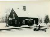 Stenbackens station. Statens Järnvägar, SJ. Banan öppnad 1903. Banan elektrifierades 1915. Stationshuset byggdes 1902 och sålt 1998.