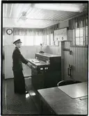 Det elektriska ställverket med tågklarerare N. Karlsson på Stocksund station.