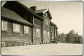 Statens Järnväg, SJ, Platsen framför järnvägsstationen, Inlandsbanebygget nådde 1923 Storuman söderifrån. Stationen byggd 1923 i tillämpad i allmogestil. 