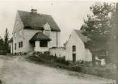 Stuvsta gamla stationshus öppnad 1918.
Anteckning på baksida: Foto Bbr.