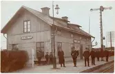 Täby station, från höger återfinnes Statiosförman Karl Almkvist, Stationskarl Karl Jansson, Lokpersonal Claes Andersson, Stationskarl, Georg Alfredsson, Stationskarl Hugo Lewin, Kontorsbiträde Gustaf Moström