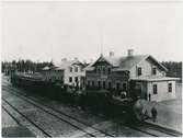 Personalbostaden, Hotellet och första stationshuset som brann hösten 1898
1/11 1890 öppnades MVJ till Vansbro
Mora - Vänerns Järnväg
Fotot taget då banan ej var klar längre-