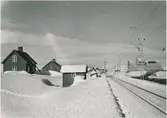 Stationshuset till höger, personalbostäder på motsatt sida