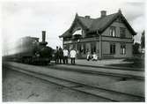 Jönköping - Gripenbergs Järnväg, JGJ lok 5 med tåg vid Vireda station.
Den 14 september 1913.