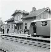 Åtvidaberg station med stins Blomqvist och personal. 
Norsholm - Västervik - Hultsfreds Järnvägar, NVHJ Y 14B.