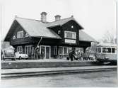 Älvdalen station. Saab 93 och Volvo 800 vid stationshuset.