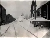 Bangården med mycket snö.