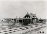 Älvsjö stationshus sett från Bangården.