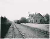 Ödeshög station. Fågelsta-Vadstena-Ödeshög Järnväg, FVÖJ. Anlades 1887 och öppnades 1888. Övergick till Mellersta Östergötlands Järnväg, MÖJ 1919. Bangården byggdes ut 1945 med ett rundspår. Byggde om vissa lokaler 1946/47 och magasinet byggdes om 1947. Övergick till Statens Järnvägar, SJ 1950. WFJ lok 2 