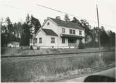 Österbybruks station.Dannemora-Hargs Järnväg, DHJ. Öppnades den 2/1 1878 och lades ner den 1/8 1970. Stationen byggdes1918 och samma år förlängdes bangården, som då fick två nya spår.