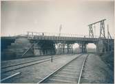 Östervärns station. Malmö-Simrishamn; MSJ. Viadukt över enskilda banan Östervärn. Montering av järnvägsbyggnaden. Man körde med ånglok in på 1960-talet. Sveriges enda väpnade tågrån inträffade på just denna järnväg 1907, på tåget mot Genarp, mellan Staffanstorp och Djurslöv. Två män sköt postiljonen men åkte fast. Postiljonen säga ha överlevt i 40 år med kulorna i huvudet.