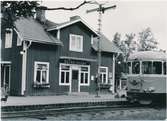 Östra Husby station. Vikbolandsbanan, VB. Bandelen Kummelby- Arkösund nedlagd 1/11 1960. Anlades 1892. Övergick till Statens Järnvägar,SJ 1950.  Bangården utbyggdes 1945 . Motorvagn möjligen YCo6.