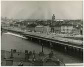 Centralbron sedd från Söder mälarstrand. Riddarholmen i bakgrunden. Linjen mellan Stockholms C och Mälarstrand.