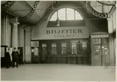 Interiör från Stockholms Centralstation med biljetthallen söderut och telegrafexpeditionen.