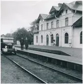 Surahammars station med Stationsinspektor Söder och Byråassistent Jungert.