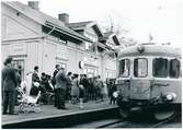 Statens Järnvägars rälsbuss, SJ YB06 762, under uppehåll på Svenljunga station.