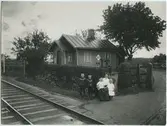 Banvaktsstuga nr 297 Strenta. Banvakt med familj. På bilden syns en enkel banvaktsstuga av 1870-talsmodell.