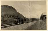 Kaisaniemi. Fyra glada banarbetare utmed spåret vilar på sina spadar. Järnvägen elektrifierades 1915.